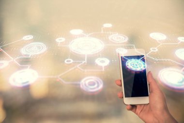 Sosyal ağda çifte pozlama hologram ve cep telefonu kullanan bir kadın..
