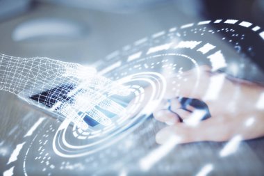 Teknolojiye çifte maruz kalma, hologram ve cep telefonu kullanan bir kadın..