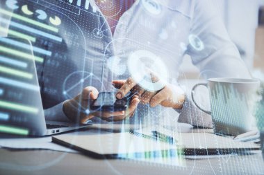 Teknolojiye çifte maruz kalma, hologram çizimi ve cep telefonu kullanan bir kadın. Ai kavramı