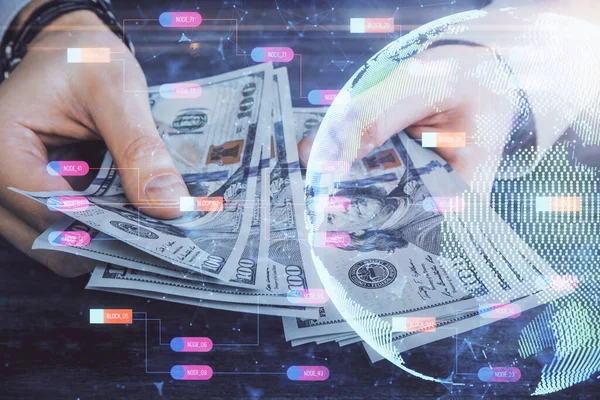 Dünya haritasının iki katına çıkarılması hologram, dolar banknotları ve insan eli..