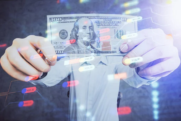 Doble exposición de la tecnología dibujo holograma y nosotros billetes de dólares y manos de hombre. Concepto de datos —  Fotos de Stock