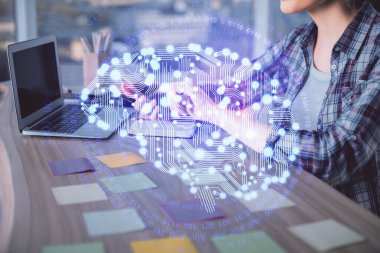 Bilgisayar ve insan beyin hologramı çizimleri üzerinde çalışan kadın ellerine çok maruz kaldı. Ai teknoloji konsepti.