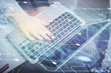 Bilgisayar ve veri temalı hologram çizimleri üzerinde çalışan kadın ellerine çok fazla maruz kalma. Teknoloji kavramı.