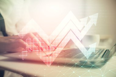 Bilgisayarda yazı yazan ve ok çizen kadınların ellerine iki kez maruz kalmışlar. Başarı konsepti.