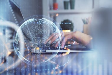 Bilgisayar ve dünya haritası çizimleri üzerinde çalışan kadın elleri çift pozlama. Uluslararası teknoloji sektörü konsepti.