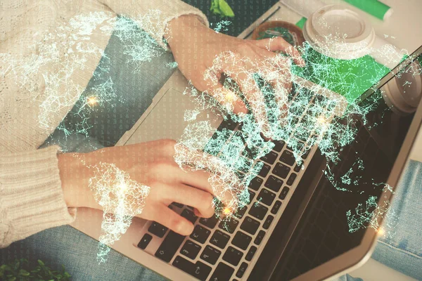 Doppelbelichtung Von Frauenhänden Beim Tippen Auf Computern Und Sozialen Netzwerken — Stockfoto