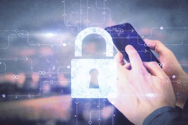 Dijital bir cihaz ve kilit çizimi kullanan bir adamın el ele tutuşması. Güvenlik kavramı.