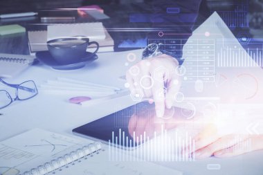 Bir adamın elini tutarken ve dijital bir cihaz ve veri temalı çizim kullanırken çift pozlama. Teknoloji konsepti.