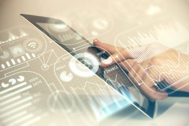 Dijital bir cihaz ve teknoloji temalı hologram çizimi kullanarak insanın elini tutarken çift pozlama. Teknoloji konsepti.