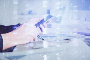 Dijital bir cihaz ve veri temalı çizim kullanan bir adamın el ele tutuşması. Yenilik kavramı.