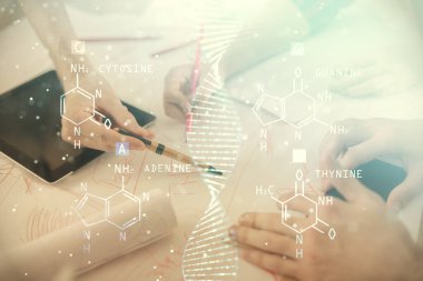 DNA çizimine iki kez maruz kalmış ve kadın ve erkek birlikte çalışıp mobil bir cihaz kullanmışlar. Tıp eğitimi kavramı.