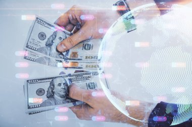 Dünya haritasının iki katına çıkarılması hologram, dolar banknotları ve insan eli..