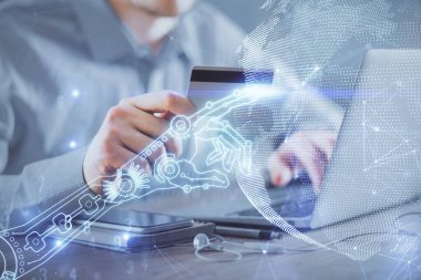 Elinde kredi kartı ve teknik tema çizimi olan bir adamın ellerine iki kez maruz kalmış. E-ticaret teknolojisi kavramı.