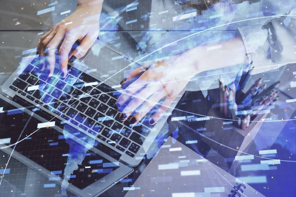 Bilgisayar ve veri temalı hologram çizimlerinde çalışan kadın elleri çift pozlama. Teknoloji kavramı.