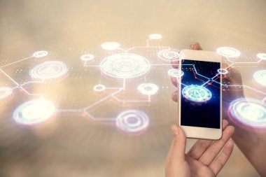 Sosyal ağda çifte pozlama hologram ve cep telefonu kullanan bir kadın..