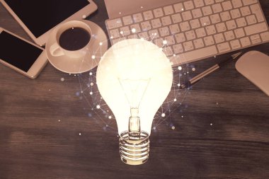 Ampulü telefonla masanın üzerine çizerken çift pozlama. Üst Manzara. Fikir kavramı.