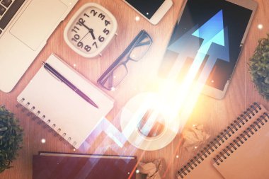 Telefonunla masanın üzerine çift taraflı ok çizilmiş. Üst Manzara. Büyüme kavramı.