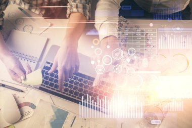 Kadın ve erkeğin birlikte çalışması ve veri temalı hologram çizimi. Bilgisayar arkaplanı. Üst Görünüm.