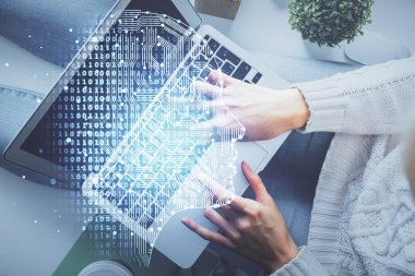 Bilgisayar ve insan beyin hologramı çizimleri üzerinde çalışan bir kadının çifte pozu. Üst Manzara. Ai kavramı.