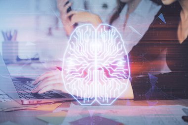 Bilgisayar ve beyin hologramı çizimleri üzerinde çalışan çok sayıda kadın eli var. Ai kavramı.