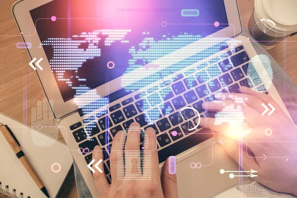 컴퓨터 키보드와 그림을 인간의 타이핑하는 위에서 — 스톡 사진