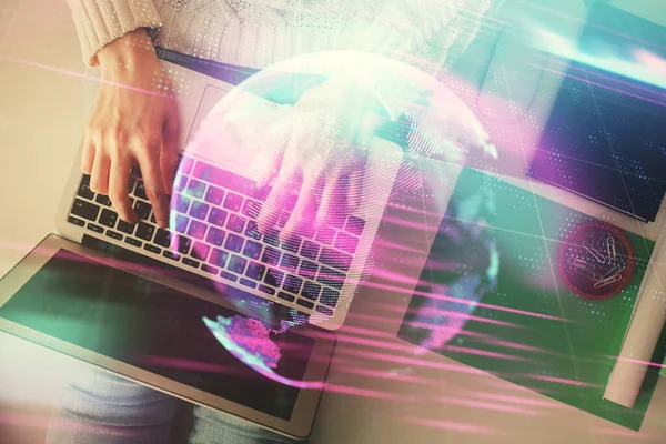 Dubbele Blootstelling Van Vrouw Handen Werken Computer Tech Thema Hologram — Stockfoto
