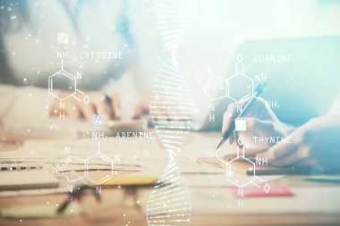 Bilgisayarda yazı yazan ve DNA hologramı çizen bir kadının ellerine iki kez maruz kalmış. Tıp eğitimi kavramı.