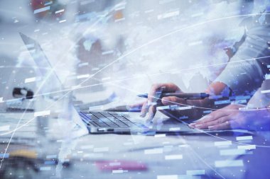 Bilgisayar ve veri temalı hologram çizimlerinde çalışan kadın elleri çift pozlama. Teknoloji kavramı.