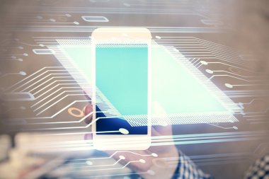 Bir adamın elini tutarken ve dijital bir cihaz ve veri temalı hologram çizimi kullanırken çift pozlama. Teknoloji konsepti.