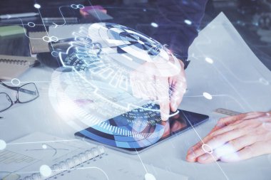 Bir adamın elini tutarken ve dijital bir cihaz ve veri temalı çizim kullanırken çift pozlama. Teknoloji konsepti.