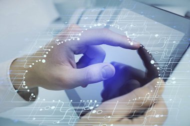 Dijital bir cihaz ve veri temalı çizim kullanan bir adamın el ele tutuşması. Yenilik kavramı.