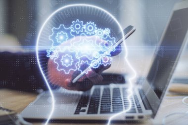 Bir adamın elini tutarken ve dijital bir cihaz ve beyin hologramı çizerken çift pozlama. Veri kavramı.