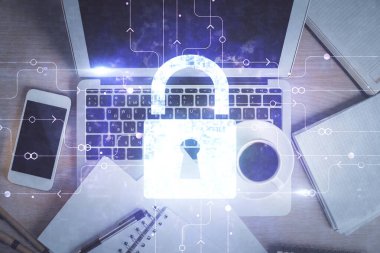 Bilgisayarla çalışma masası arkaplanının üzerine iki kat kilit hologramı çiziliyor. Veri güvenliği kavramı. Üst görünüm.