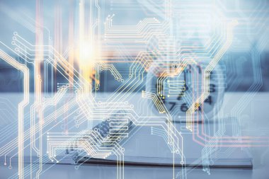 Dünya haritası çizimlerine ve açık defter arkaplanı olan masalara çoklu pozlama. Küreselleşme kavramı