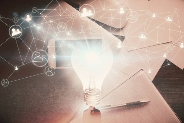 Ampulü telefonla masanın üzerine çizerken çift pozlama. Üst Manzara. Fikir kavramı.
