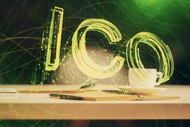 Masa arkasında kahve ve eşyalar olan kripto teknolojisi çizimi ve masaüstüne çifte maruz kalma. Engelleme zinciri kavramı