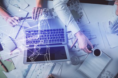 Kadın ve erkeğin birlikte çalışması ve yaratıcı hologram çizimi. Konsepti başlat. Bilgisayar arkaplanı.