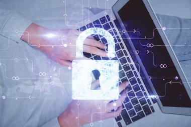 Bilgisayarda çalışan ve hologram çizimlerini kilitleyen kadın elleri çift pozlama. Üst Manzara. Güvenlik kavramı.