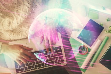 Bilgisayar ve teknoloji temalı hologram çizimlerinde çalışan kadın elleri çift pozlama. Üst Manzara. Teknoloji konsepti.