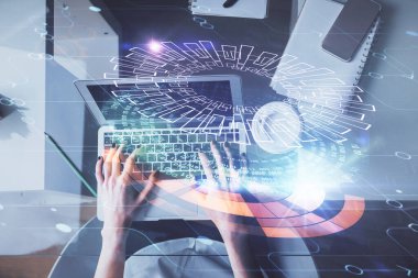 Bilgisayar ve veri temalı hologram çizimlerinde çalışan kadın elleri çift pozlama. Üst Manzara. Teknoloji konsepti.