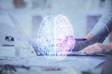 Bilgisayar ve beyin hologramı çizimleri üzerinde çalışan çok sayıda kadın eli var. Ai kavramı.