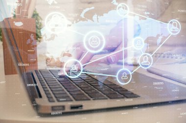 Kadın elinin bilgisayar ve sosyal ağ temalı hologram çizimlerinde çifte pozlama. Halk medyası kavramı.