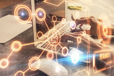 Kadın elinin bilgisayar ve sosyal ağ temalı hologram çizimlerinde çifte pozlama. Halk medyası kavramı.