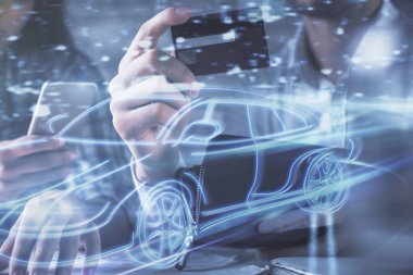 Bir kredi kartı ve otomatik pilot temalı hologram çizimi tutan bir kadınla erkeğin online alışverişe iki kez çıkmaları. Teknoloji konsepti.