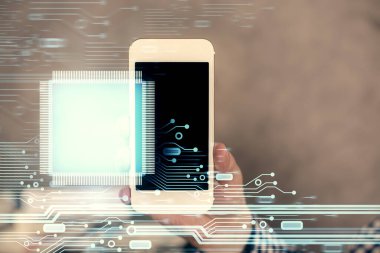 Bir adamın elini tutarken ve dijital bir cihaz ve veri temalı hologram çizimi kullanırken çift pozlama. Teknoloji konsepti.