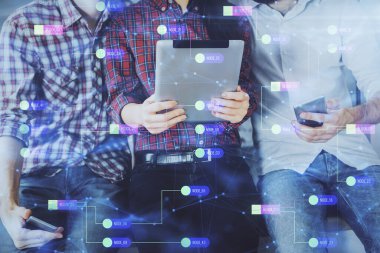 Veri temalı hologram çizimine çifte maruz kalma ve birlikte çalışan erkek ve kadın mobil bir cihaz kullanıyor..