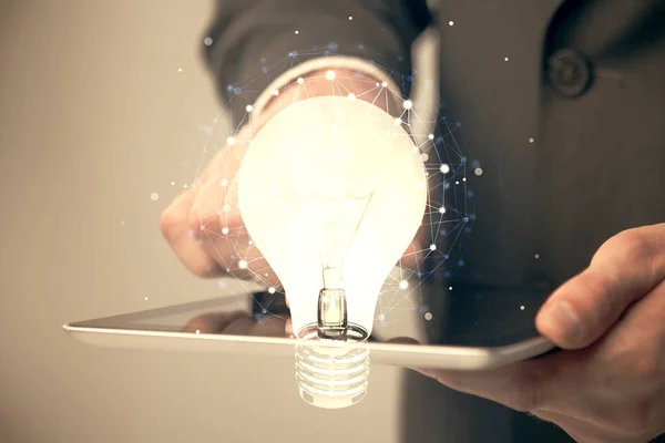 Подвійна Експозиція Рук Людини Тримає Використовує Цифровий Пристрій Ламповий Голограмний — стокове фото