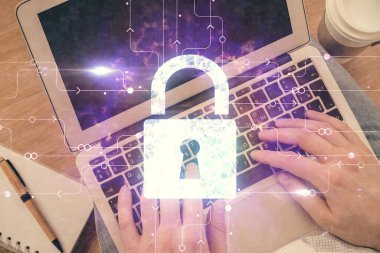 Bilgisayar klavyesine yazı yazan ve hologram çizimini kilitleyen bir adamın eline çok kez maruz kalmış. Üst Manzara. Teknoloji konsepti.