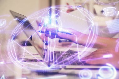 Bilgisayarda yazı yazan kadın elleri ve genel temalı hologram çizimleri. Eğitim kavramı.