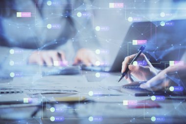 Bilgisayar ve veri temalı hologram çizimlerinde çalışan kadın elleri çift pozlama. Teknoloji kavramı.